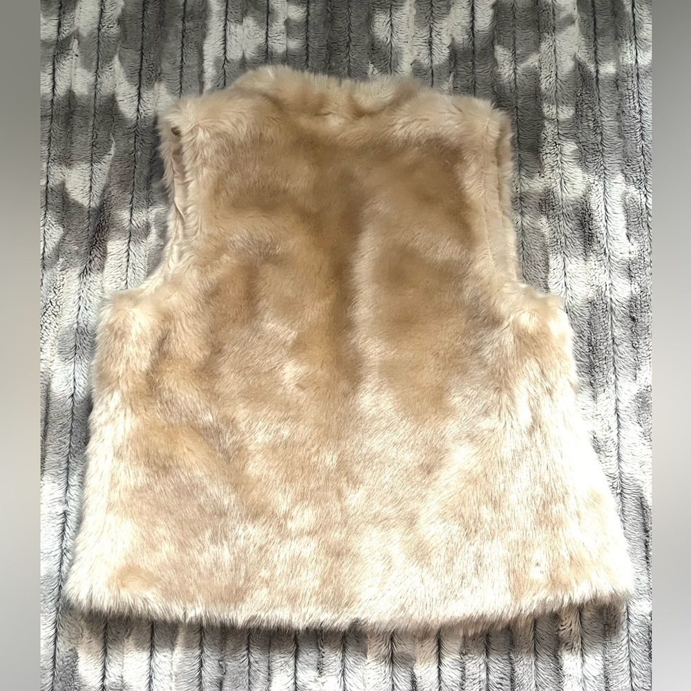 𝅺forever 21 Faux Fur Vest - Picture 4 of 9